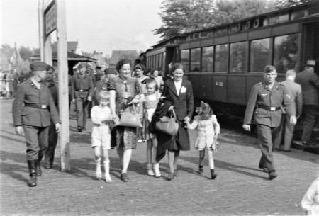 HVB FO 00423  Duitse militairen op station Bergen, mei 1941